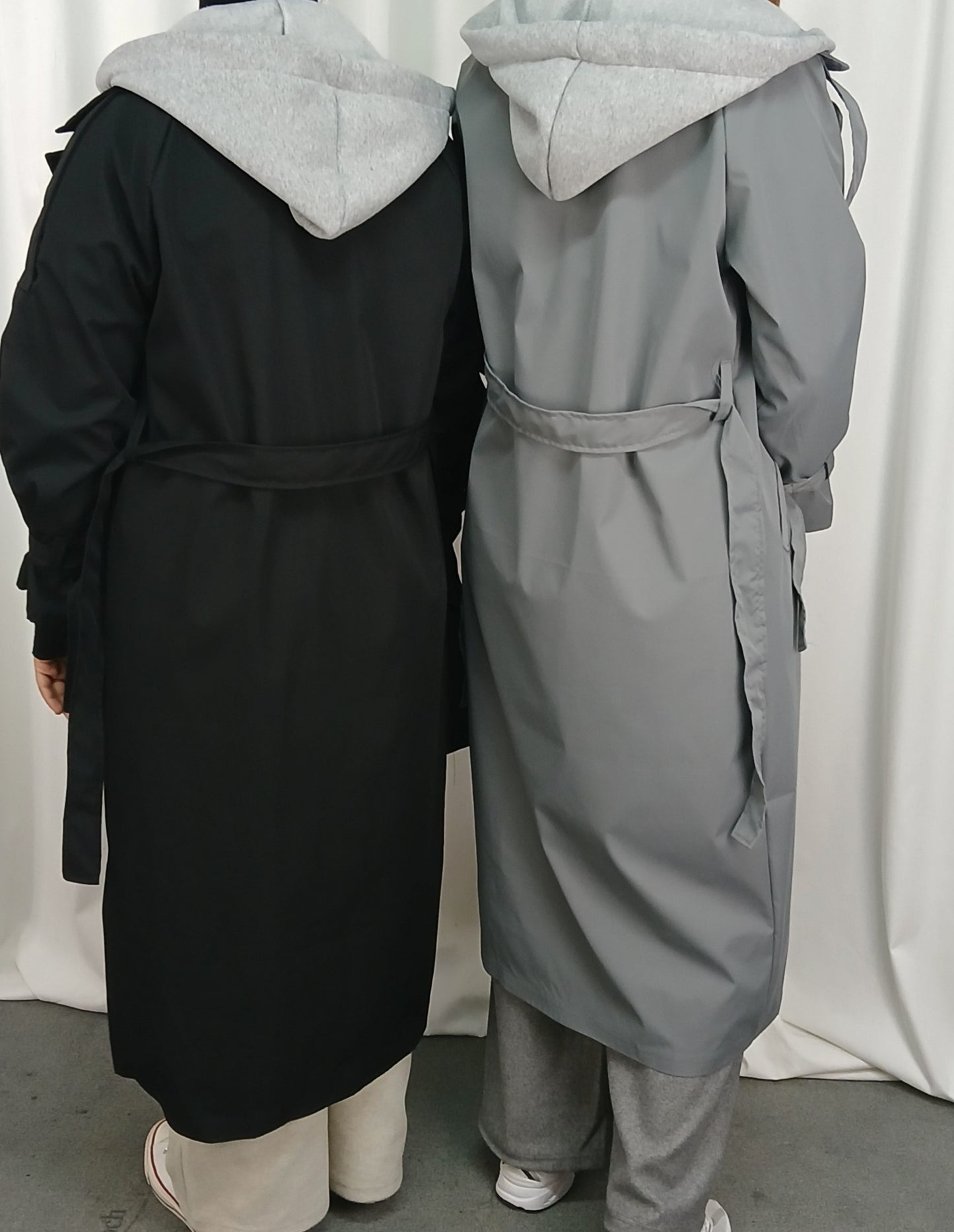 PACK DUO : TRENCH LONG À CAPUCHE CEINTURÉ AVEC DÉTAILS LACÉS SUR LES MANCHES