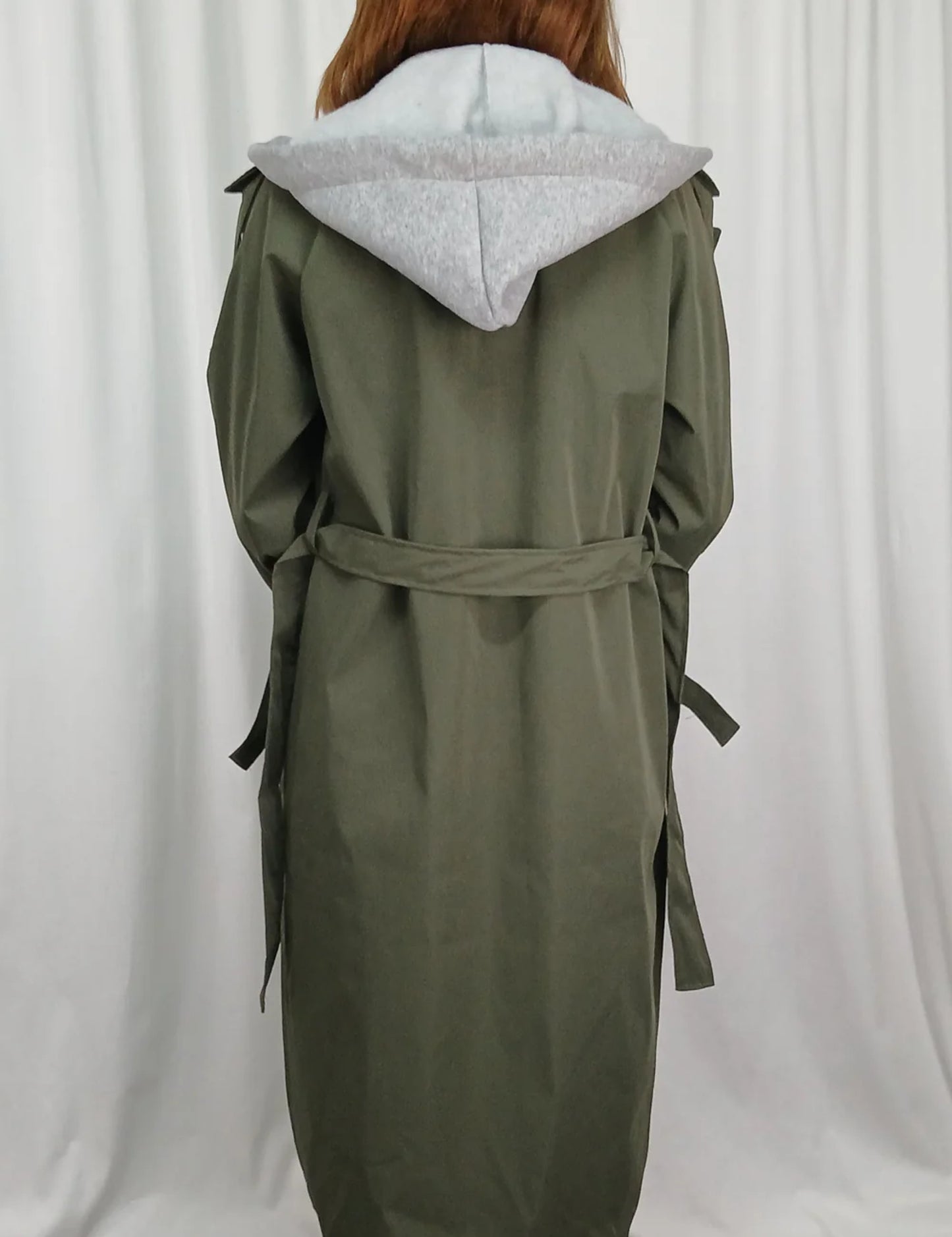 TRENCH LONG À CAPUCHE CEINTURÉ AVEC DÉTAILS LACÉS SUR LES MANCHES