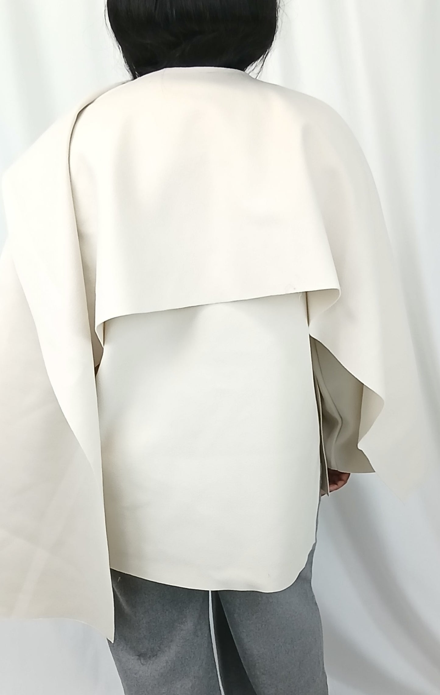 MANTEAU COURT BLANC AVEC ECHARPE
