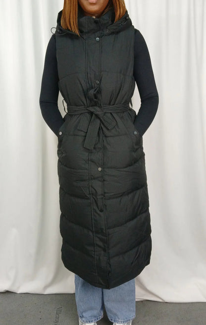 DOUDOUNE LONGUE SANS MANCHES CEINTURÉE