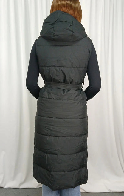 DOUDOUNE LONGUE SANS MANCHES CEINTURÉE