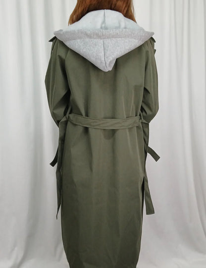 TRENCH LONG À CAPUCHE CEINTURÉ AVEC DÉTAILS LACÉS SUR LES MANCHES