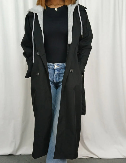 TRENCH LONG À CAPUCHE CEINTURÉ AVEC DÉTAILS LACÉS SUR LES MANCHES