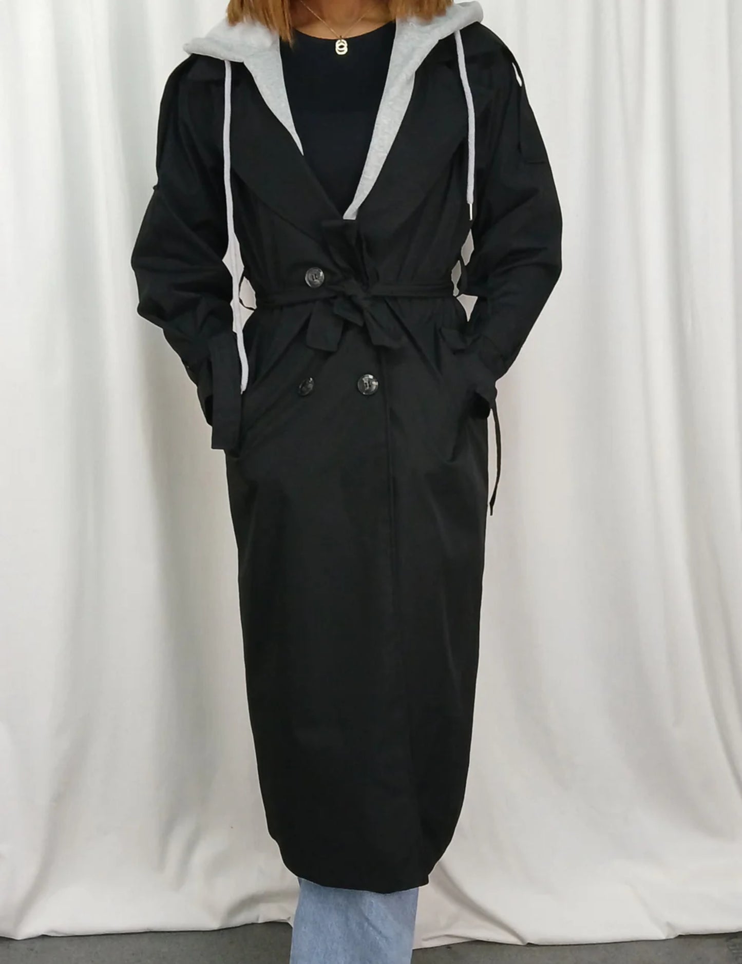 TRENCH LONG À CAPUCHE CEINTURÉ AVEC DÉTAILS LACÉS SUR LES MANCHES
