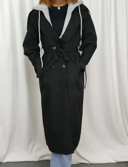 TRENCH LONG À CAPUCHE CEINTURÉ AVEC DÉTAILS LACÉS SUR LES MANCHES