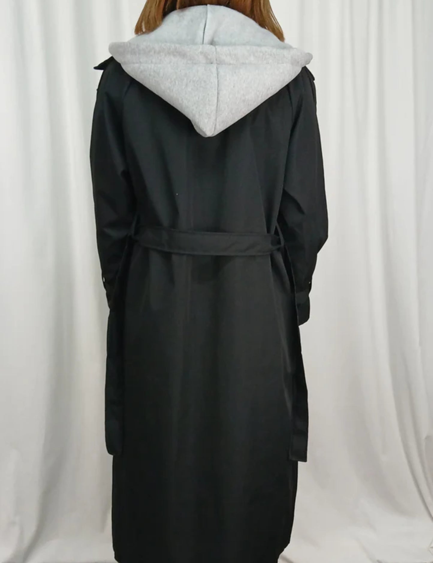 TRENCH LONG À CAPUCHE CEINTURÉ AVEC DÉTAILS LACÉS SUR LES MANCHES