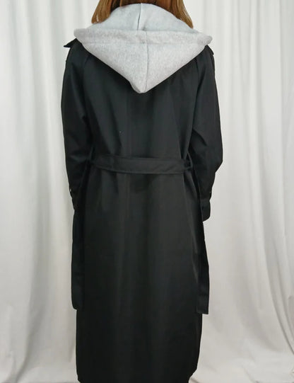 TRENCH LONG À CAPUCHE CEINTURÉ AVEC DÉTAILS LACÉS SUR LES MANCHES