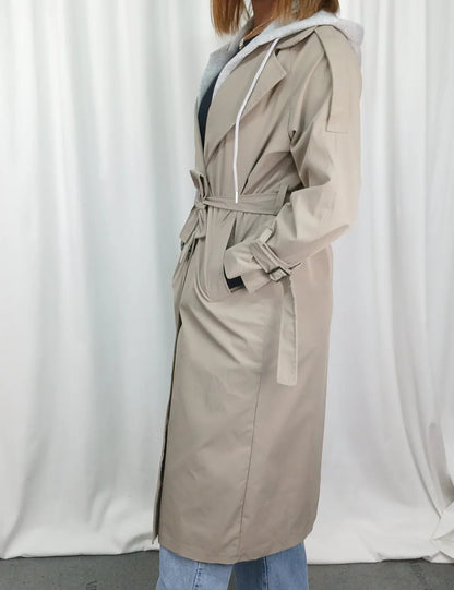 TRENCH LONG À CAPUCHE CEINTURÉ AVEC DÉTAILS LACÉS SUR LES MANCHES