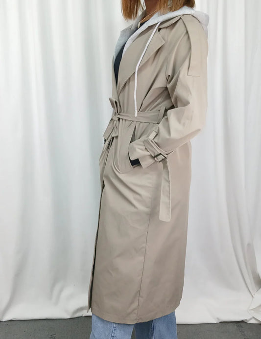 TRENCH LONG À CAPUCHE CEINTURÉ AVEC DÉTAILS LACÉS SUR LES MANCHES