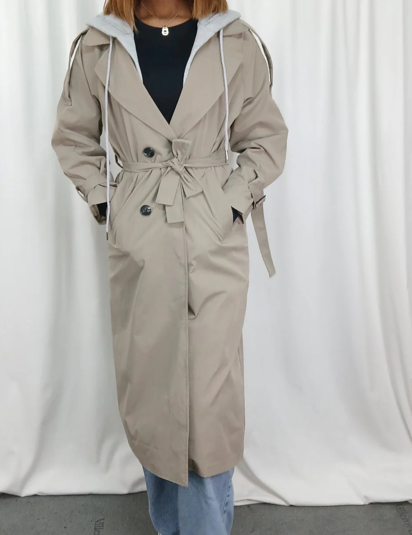 TRENCH LONG À CAPUCHE CEINTURÉ AVEC DÉTAILS LACÉS SUR LES MANCHES