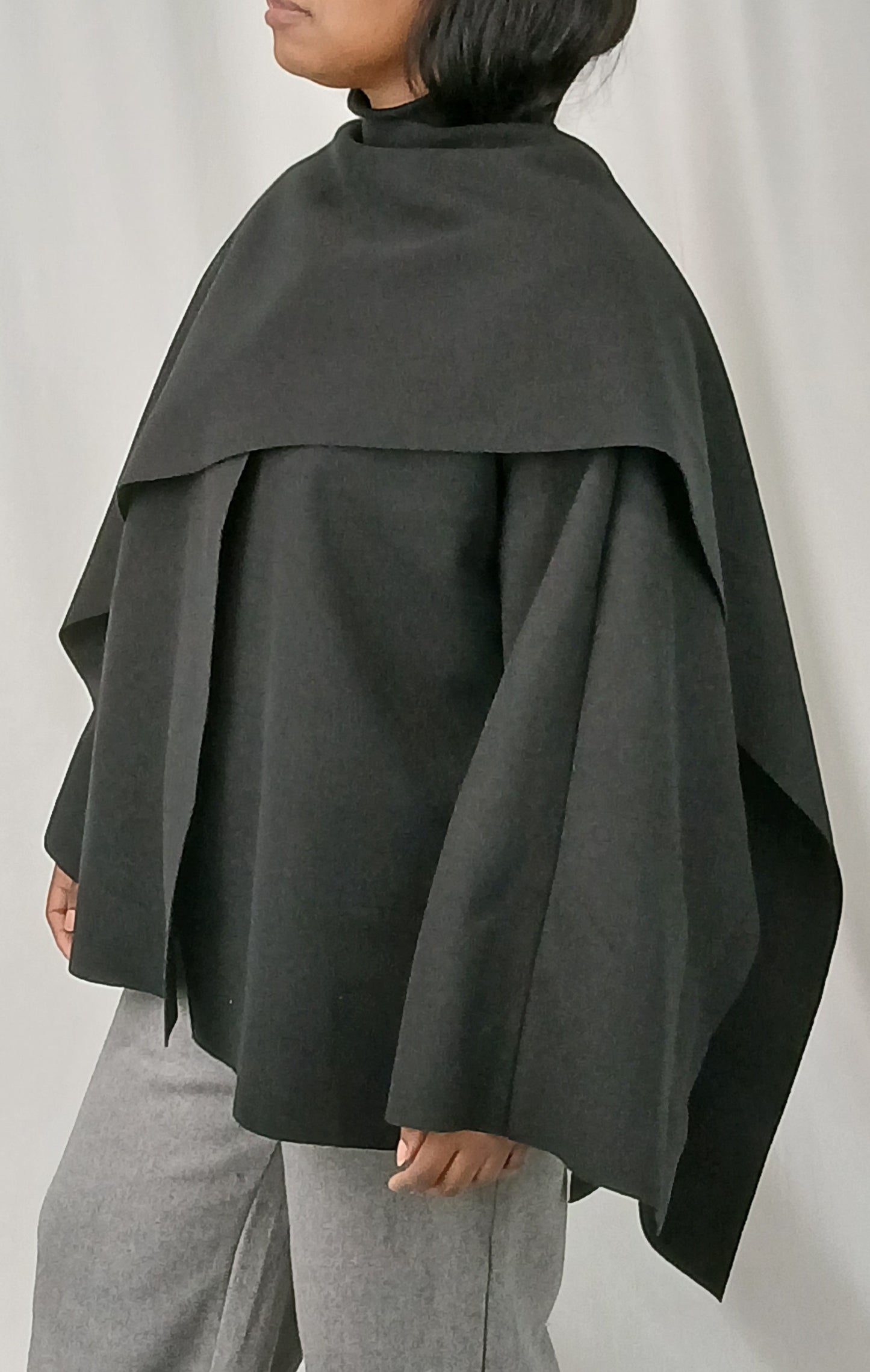 MANTEAU COURT NOIR AVEC ECHARPE