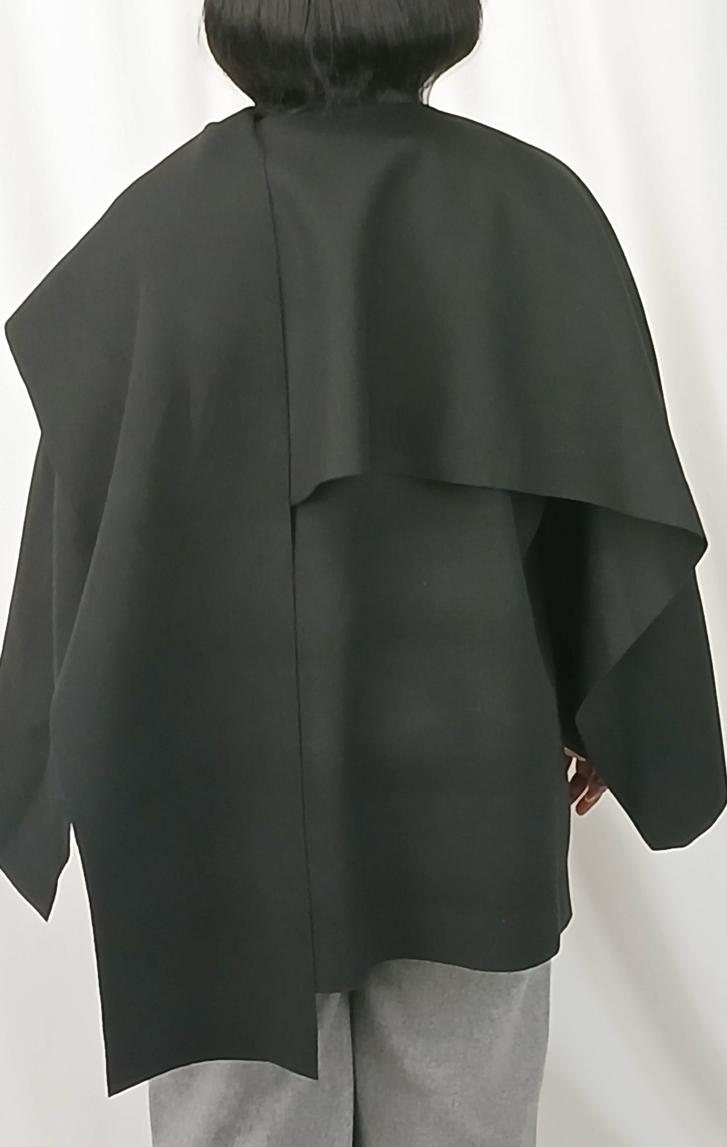 MANTEAU COURT NOIR AVEC ECHARPE