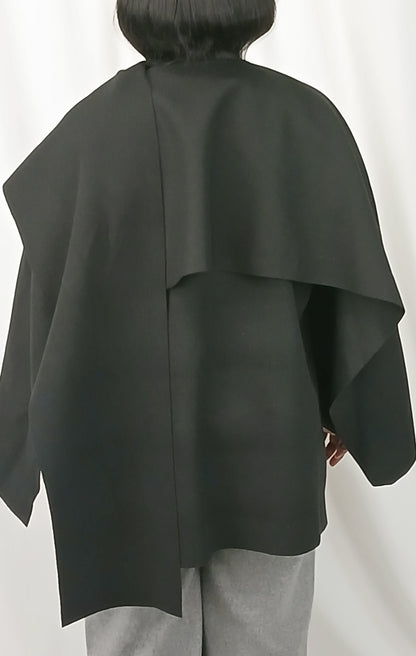 MANTEAU COURT NOIR AVEC ECHARPE